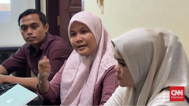 Direktur LBH Padang, Indira Suryani dalam keterangan kepada wartawan, Kamis (26/9).