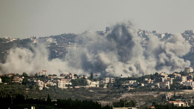 Asap mengepul di Lebanon selatan setelah serangan Israel, di tengah permusuhan lintas batas yang sedang berlangsung antara Hizbullah dan tentara Israel, seperti yang terlihat dari Tyre, Lebanon 26 September 2024. REUTERS/Amr Abdallah Dalsh