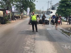 Perempuan di Gresik Tewas Terlindas Truk Usai Gagal Nyalip