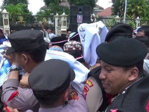 Massa Pendukung Caleg Terpilih DPR RI Demo KPU Lumajang Massa Pendukung Caleg Terpilih DPR RI Demo KPU Lumajang