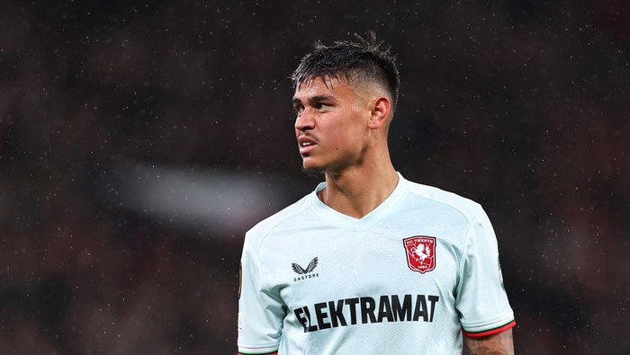 MANCHESTER, ENGLAND - SEPTEMBER 25: Mees Hilgers of FC Twente during the UEFA Europa League 2024/25 League Phase MD1 match between Manchester United and FC Twente at Old Trafford on September 25, 2024 in Manchester, England. (Photo by Robbie Jay Barratt - AMA/Getty Images)