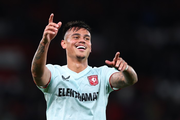 MANCHESTER, ENGLAND - SEPTEMBER 25: Mees Hilgers of FC Twente celebrates at full time during the UEFA Europa League 2024/25 League Phase MD1 match between Manchester United and FC Twente at Old Trafford on September 25, 2024 in Manchester, England. (Photo by Robbie Jay Barratt - AMA/Getty Images)