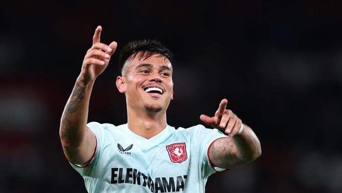 MANCHESTER, ENGLAND - SEPTEMBER 25: Mees Hilgers of FC Twente celebrates at full time during the UEFA Europa League 2024/25 League Phase MD1 match between Manchester United and FC Twente at Old Trafford on September 25, 2024 in Manchester, England. (Photo by Robbie Jay Barratt - AMA/Getty Images)