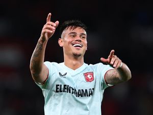 Antusiasme Mees Hilgers di Laga MU Vs Twente, Suaranya Sampai Serak Antusiasme Mees Hilgers di Laga MU Vs Twente, Suaranya Sampai Serak