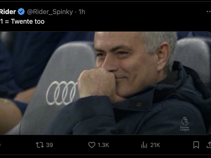 Meme MU Posisi 11, setelah sama-sama menempati posisi itu di Liga Inggris dan Liga Europa.