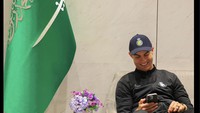 Meme Ronaldo tertawa-tawa saat memantau kiprah MU-nya Erik ten Hag. Foto: dok. Internet/X (Twitter)