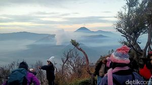 Menikmati Sunrise Bromo dari Bukit Perahu