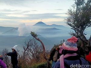 Menikmati Sunrise Bromo dari Bukit Perahu Menikmati Sunrise Bromo dari Bukit Perahu