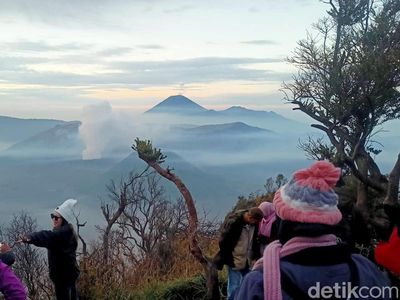 Menikmati Sunrise Bromo dari Bukit Perahu