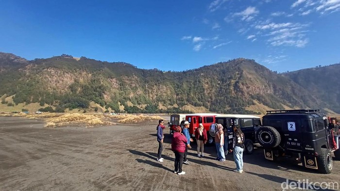 Menikmati Sunrise dari Bukit Perahu Bromo Menikmati Sunrise dari Bukit Perahu Bromo