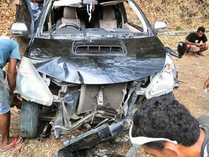 Mobil Anggota DPRD Manggarai Barat Terguling di Jalan Trans Flores Mobil Anggota DPRD Manggarai Barat Terguling di Jalan Trans Flores