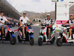 Luca Marini Cs Pakai Motor Listrik Honda EM1 e: dan PCX di Mandalika Luca Marini Cs Pakai Motor Listrik Honda EM1 e: dan PCX di Mandalika