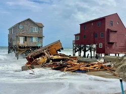 Ngeri! Tiga Rumah Estetik di Pinggiran Pantai Amerika Ambruk Usai Dihantam Ombak