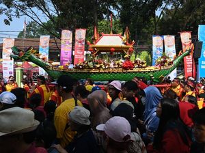 100 Ribu Lebih Warga Antusias Saksikan Kirab Budaya Gotong Toapekong 100 Ribu Lebih Warga Antusias Saksikan Kirab Budaya Gotong Toapekong