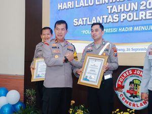 Potong Tumpeng-Penghargaan Anggota Berprestasi Isi HUT Lantas di Jombang Potong Tumpeng-Penghargaan Anggota Berprestasi Isi HUT Lantas di Jombang