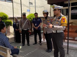 Bunga dan Cokelat untuk Para Wajib Pajak di Samsat Kediri