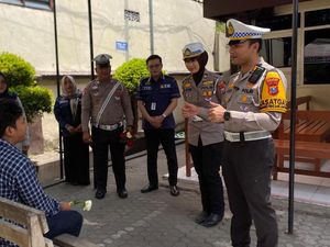 Bunga dan Cokelat untuk Para Wajib Pajak di Samsat Kediri Bunga dan Cokelat untuk Para Wajib Pajak di Samsat Kediri