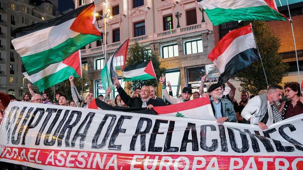 Protes Israel, Warga Kibarkan Bendera Palestina di Kota Madrid