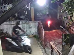 Dua Sejoli Tertangkap Kamera CCTV Curi Motor di Palembang