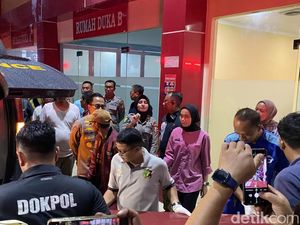 Isak Tangis Saat 5 Jenazah di Kali Bekasi Diserahkan ke Keluarga Isak Tangis Saat 5 Jenazah di Kali Bekasi Diserahkan ke Keluarga