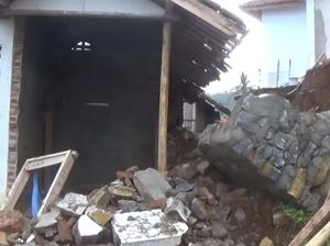Tebing Ambruk Timpa Rumah Ade di Sumedang, 1 Orang Sempat Tertimbun Tebing Ambruk Timpa Rumah Ade di Sumedang, 1 Orang Sempat Tertimbun