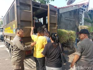 Kocar-kacir 13 Pasangan Mesum Cirebon Saat Digerebek di Siang Bolong