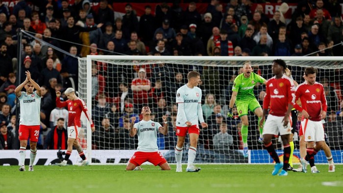 Soccer Football - Europa League - Manchester United v FC Twente - Old Trafford, Manchester, Britain - September 25, 2024 FC Twentes Mees Hilgers with teammates celebrate after the match Action Images via Reuters/Jason Cairnduff     TPX IMAGES OF THE DAY