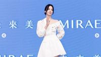 7 Gaya Song Hye Kyo Pamer Pundak Saat Jadi Brand Ambassador Skincare Taiwan