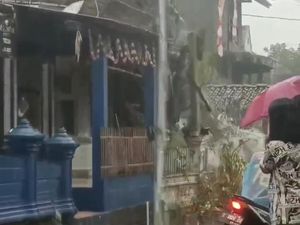 Rumah di Garut Tiba-tiba Ambruk Saat Hujan Deras Rumah di Garut Tiba-tiba Ambruk Saat Hujan Deras