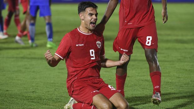 Timnas Indonesia vs Maladewa U-20 Pesepak bola Timnas Indonesia U-20 Jens Revan melakukan selebrasi usai mencetak gol ke gawang Timnas Maladewa U-20 pada laga Kualifikasi Piala Asia U-20 2025 Grup F di Stadion Madya Gelora Bung Karno, Jakarta, Rabu (25/9/2024). Timnas Indonesia U-20 menang dengan skor 4-0 . ANTARA FOTO/Hafidz Mubarak A/nz