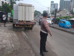 Cerita Warga Telat Ngantor gegara Truk Mogok Melintang di Jl Raya Bogor