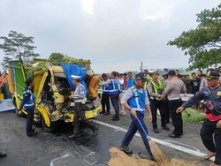 2 Orang Tewas Usai Truk Muat Sayur Hantam Tangki di Tol Magetan