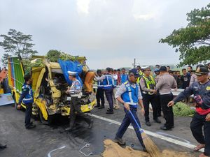 2 Orang Tewas Usai Truk Muat Sayur Hantam Tangki di Tol Magetan 2 Orang Tewas Usai Truk Muat Sayur Hantam Tangki di Tol Magetan