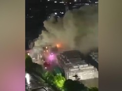 Video Penampakan Kebakaran Pabrik Kertas di Cikarang Barat