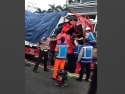 Video: Truk Kecelakaan di Tol Dalam Kota, Lalin Menuju Cawang Padat