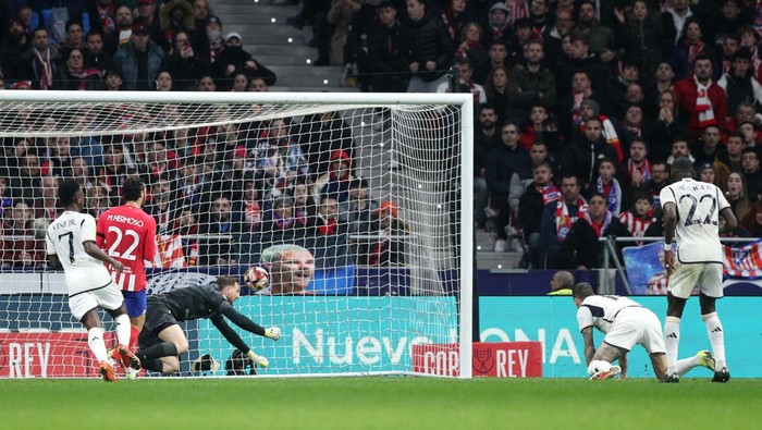 MADRID, SPAIN - JANUARY 18: Joselu of Real Madrid scores his teams second goal past Jan Oblak of Atletico Madrid during the Copa del Rey Round of 16 match between Atletico Madrid and Real Madrid CF at Civitas Metropolitano Stadium on January 18, 2024 in Madrid, Spain. (Photo by Gonzalo Arroyo Moreno/Getty Images)