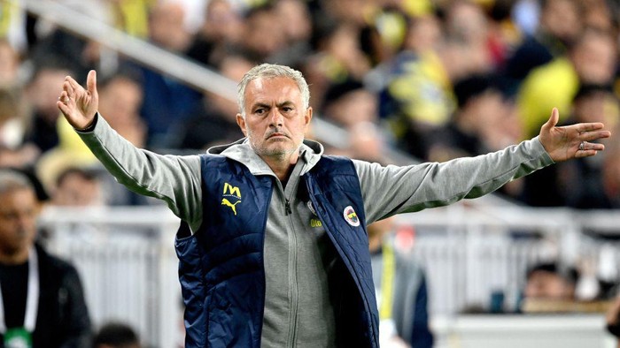 ISTANBUL - Fenerbahce SK coach Jose Mourinho during the UEFA Europa League match between Fenerbahce AS and R. Union Saint-Gilloise at the Ulker Fenerbahce Sukru Saracoglu stadium on Sept. 26, 2024 in Istanbul, Turkey. ANP | Hollandse Hoogte | Gerrit van Keulen (Photo by ANP via Getty Images)