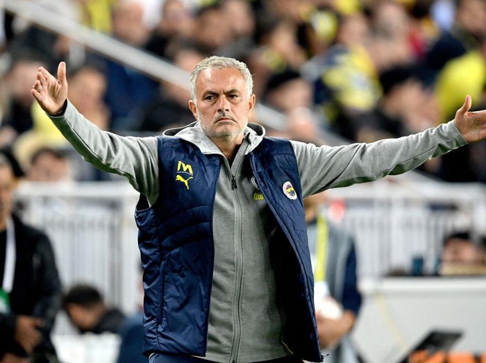 ISTANBUL - Fenerbahce SK coach Jose Mourinho during the UEFA Europa League match between Fenerbahce AS and R. Union Saint-Gilloise at the Ulker Fenerbahce Sukru Saracoglu stadium on Sept. 26, 2024 in Istanbul, Turkey. ANP | Hollandse Hoogte | Gerrit van Keulen (Photo by ANP via Getty Images)