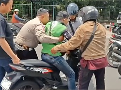 Salut! Polisi dan Warga Bantu Abang Ojol yang Sakit Saat Bawa Penumpang