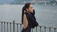 7 Gaya Alyssa Daguise Pamer Punggung di Italia, Komentar Al Ghazali Disorot