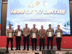 5 Anggota Satlantas Polres Batu Raih Penghargaan di HUT ke-69 Lalu Lintas