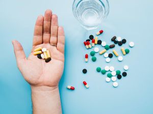 Video: Pasien Diminta Lebih Kritis saat Diresepkan Obat Antibiotik Video: Pasien Diminta Lebih Kritis saat Diresepkan Obat Antibiotik