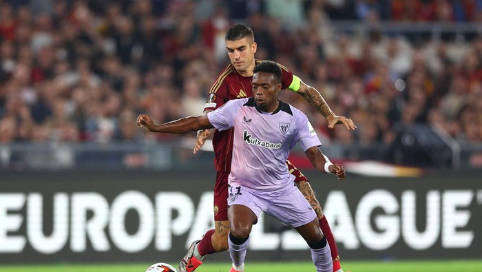 ROME, ITALY - SEPTEMBER 26: Alvaro Djalo of Athletic Club is challenged by Gianluca Mancini of AS Roma during the UEFA Europa League 2024/25 League Phase MD1 match between AS Roma and Athletic Club at Stadio Olimpico on September 26, 2024 in Rome, Italy. (Photo by Francesco Scaccianoce - UEFA/UEFA via Getty Images)