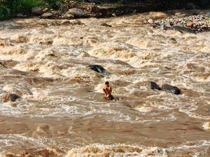 Dramatisnya Ujib ABG Cianjur Terjebak di Sungai yang Meluap Dramatisnya Ujib ABG Cianjur Terjebak di Sungai yang Meluap