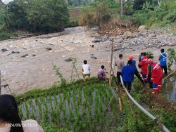 Bocah Cianjur Bertaruh Nyawa di Tengah Sungai Meluap, Ini Faktanya