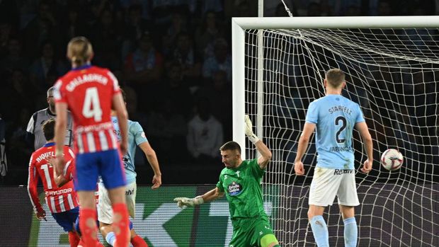 VIGO, SPAIN - SEPTEMBER 26: Vicente Guaita of Celta Vigo fails to make a save as Julian Alvarez of Atletico de Madrid (not pictured) scores his team's first goal during the LaLiga match between RC Celta de Vigo and Atletico de Madrid at Estadio Balaidos on September 26, 2024 in Vigo, Spain. (Photo by Octavio Passos/Getty Images)