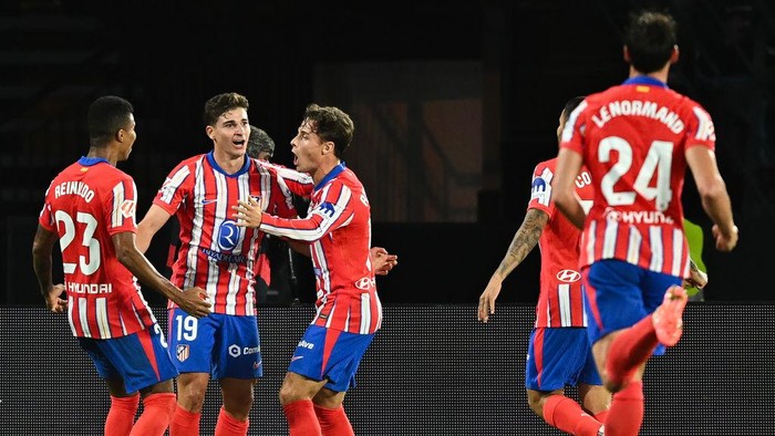 VIGO, SPAIN - SEPTEMBER 26: Julian Alvarez of Atletico de Madrid celebrates with teammates after scoring his teams first goal during the LaLiga match between RC Celta de Vigo and Atletico de Madrid at Estadio Balaidos on September 26, 2024 in Vigo, Spain. (Photo by Octavio Passos/Getty Images)