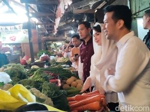 Emil-Arumi Blusukan ke Pasar Pandaan Pasuruan Dengar Keluhan Pedagang Emil-Arumi Blusukan ke Pasar Pandaan Pasuruan Dengar Keluhan Pedagang