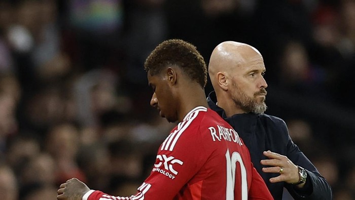 Soccer Football - Europa League - Manchester United v FC Twente - Old Trafford, Manchester, Britain - September 25, 2024 Manchester Uniteds Marcus Rashford with manager Erik ten Hag after being substituted Action Images via Reuters/Jason Cairnduff