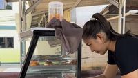 Erika Nakesya Buka Warung Sunda yang Diantre Pembeli